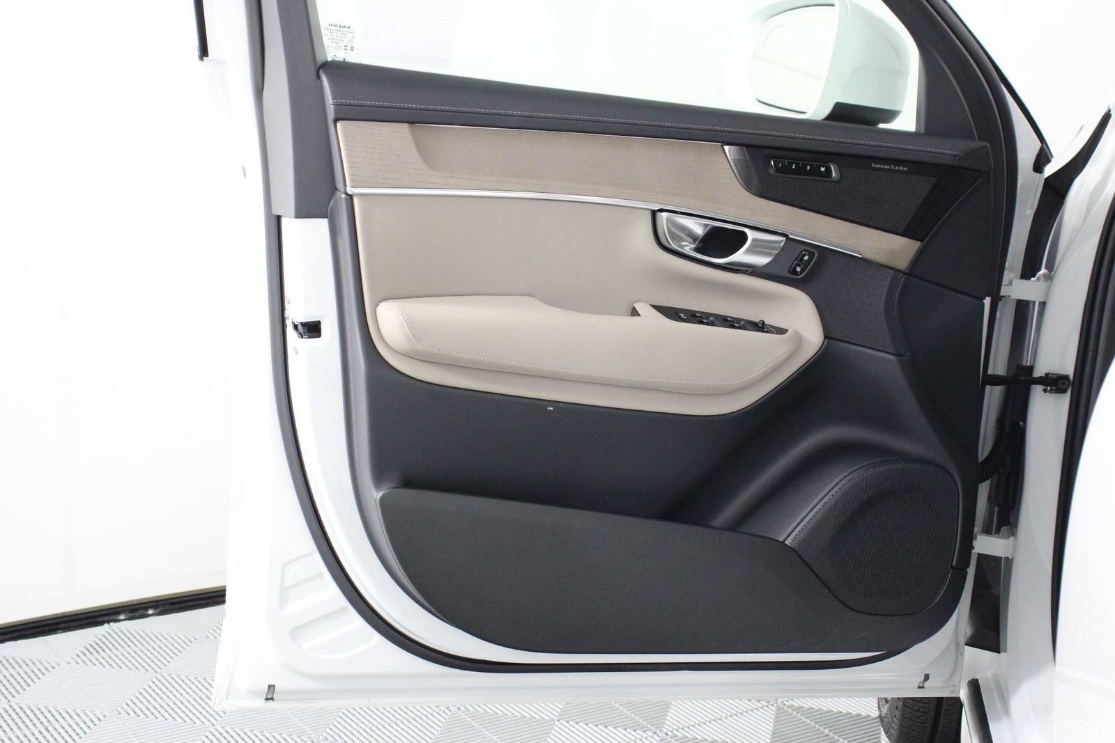 Certified 2026 Volvo XC90 B6 Plus AWD/4WD image 17