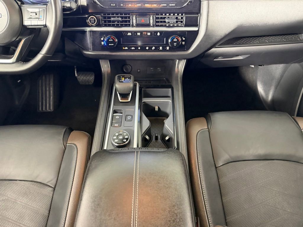 Used 2024 Nissan Pathfinder Platinum image 15