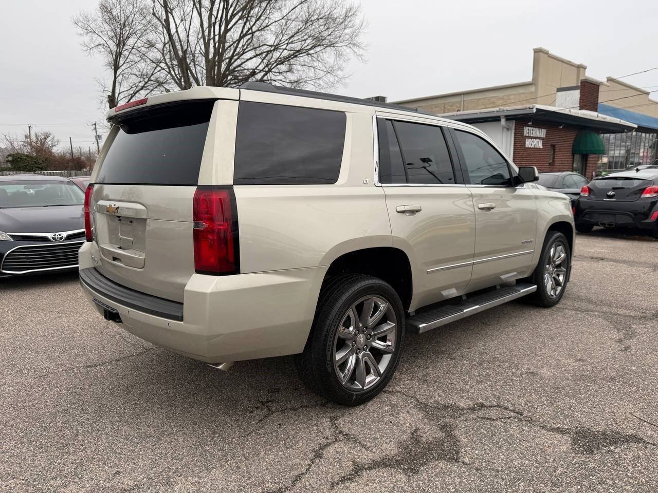 Used 2017 Chevrolet Tahoe LT w/ LT Signature Package RWD image 4