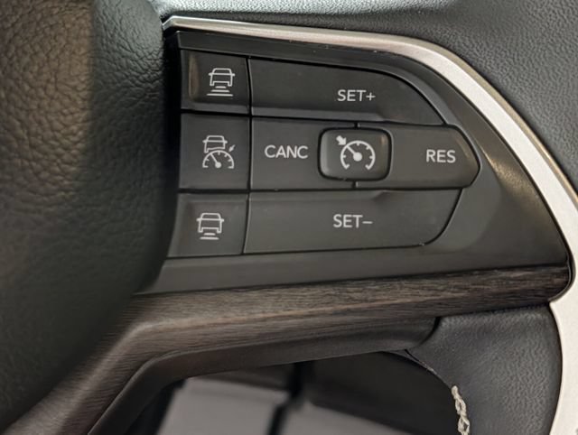 Used 2023 Jeep Grand Cherokee Limited w/ Luxury Tech Group II AWD/4WD image 19