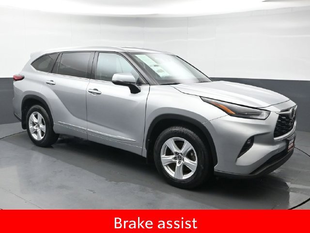 Used 2022 Toyota Highlander LE AWD/4WD image 9