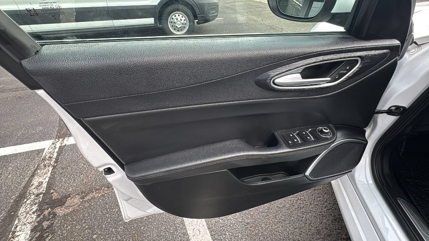 Used 2018 Alfa Romeo Giulia AWD image 11