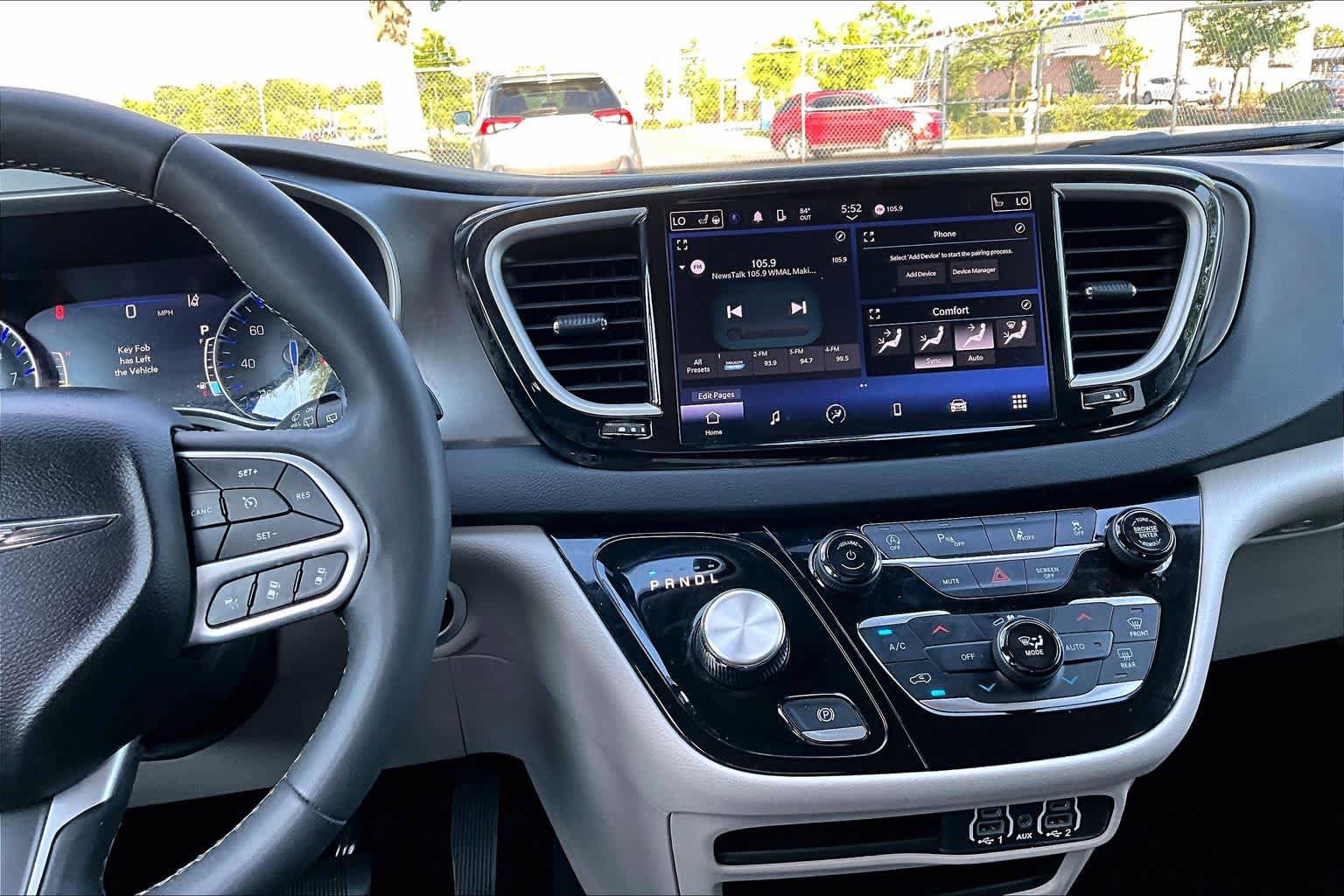 Used 2023 Chrysler Pacifica Touring-L FWD image 7