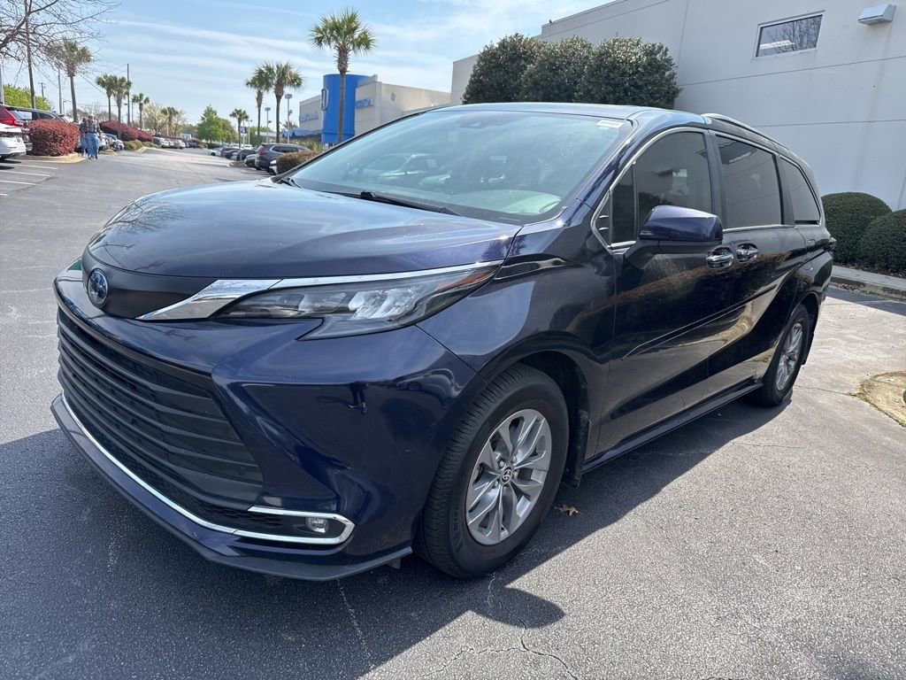 Used 2024 Toyota Sienna XLE image 7