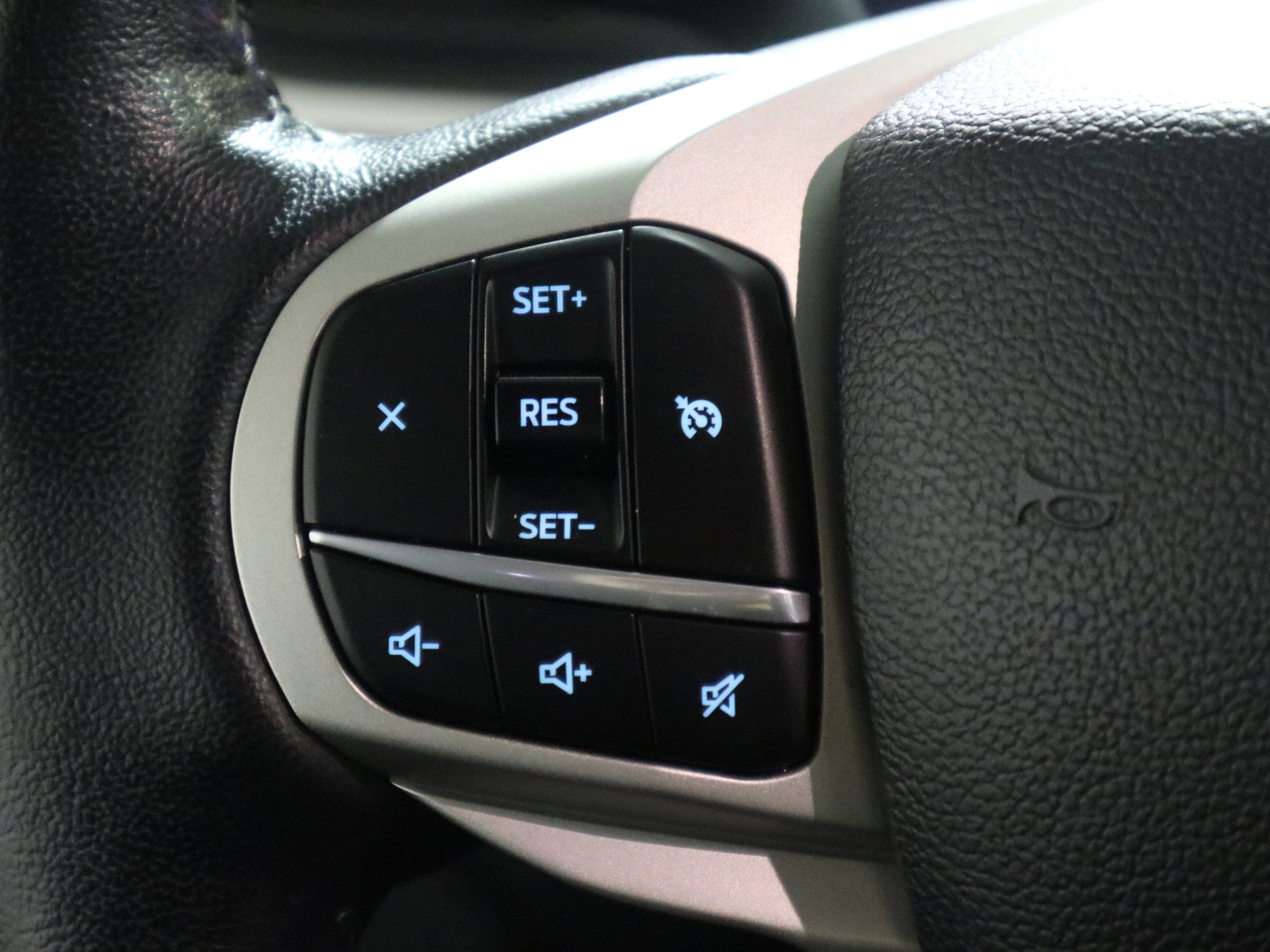 Used 2022 Ford Explorer XLT w/ Equipment Group 202A image 25