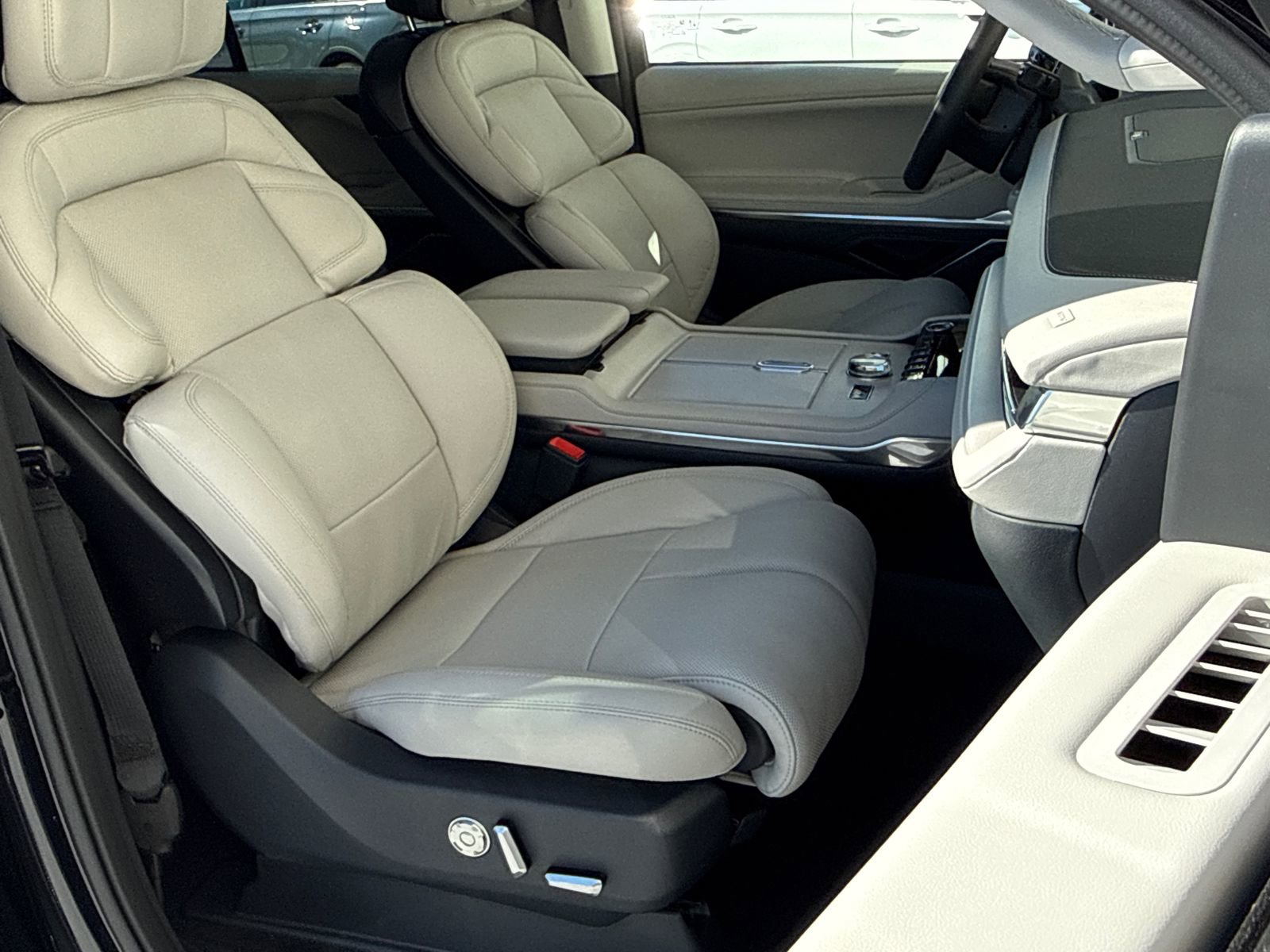 New 2025 Lincoln Navigator L Reserve image 8