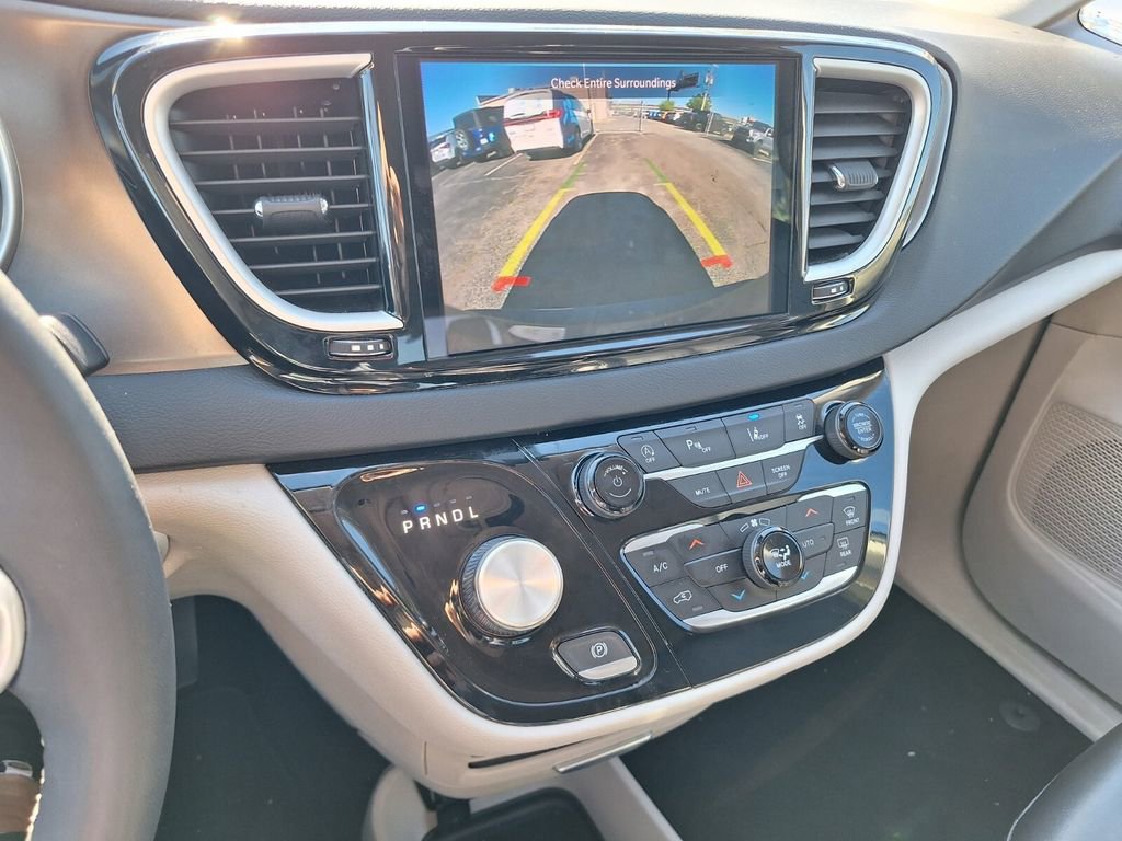 Used 2023 Chrysler Pacifica Touring-L image 15