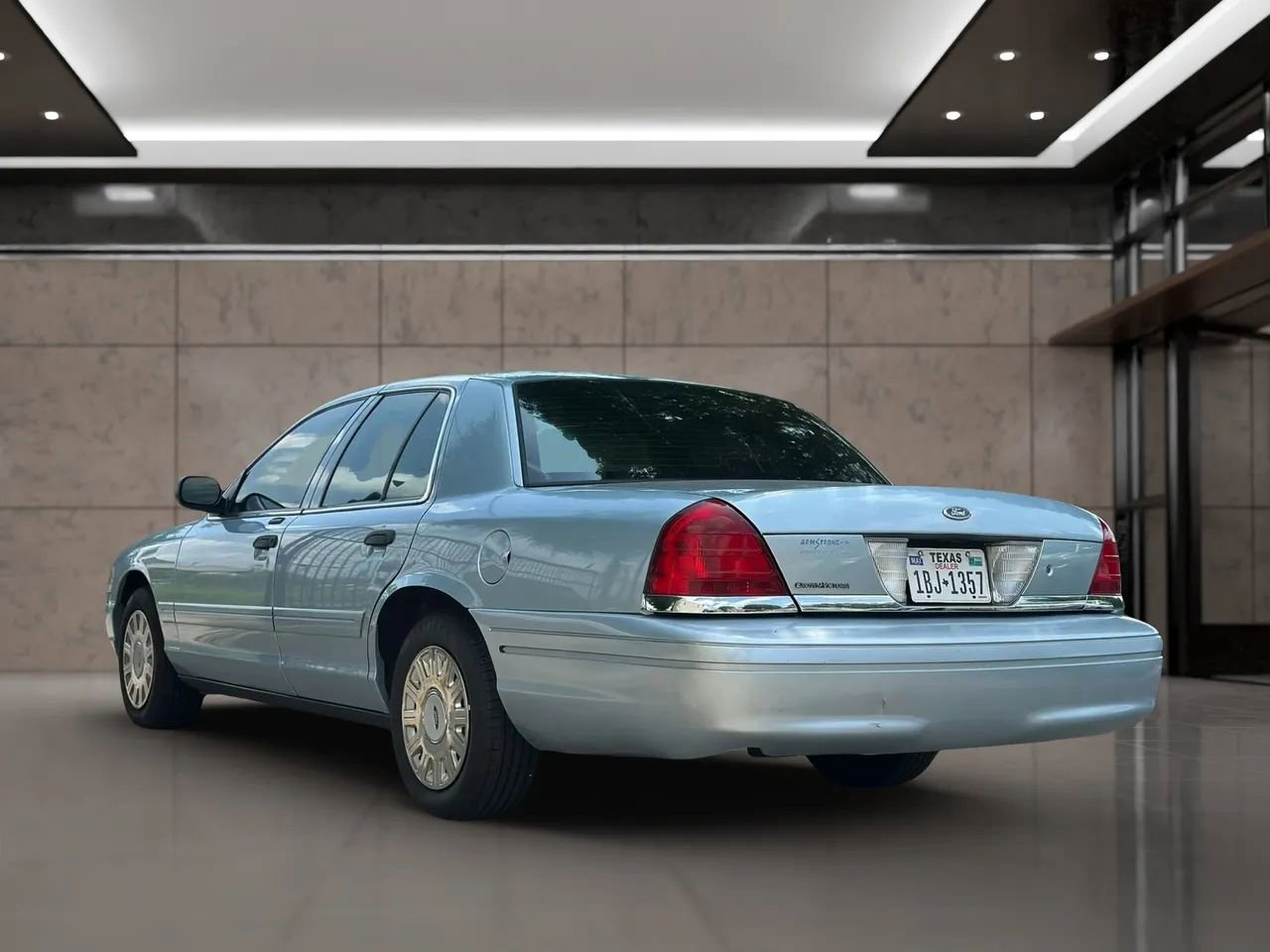 Used 2005 Ford Crown Victoria RWD image 17