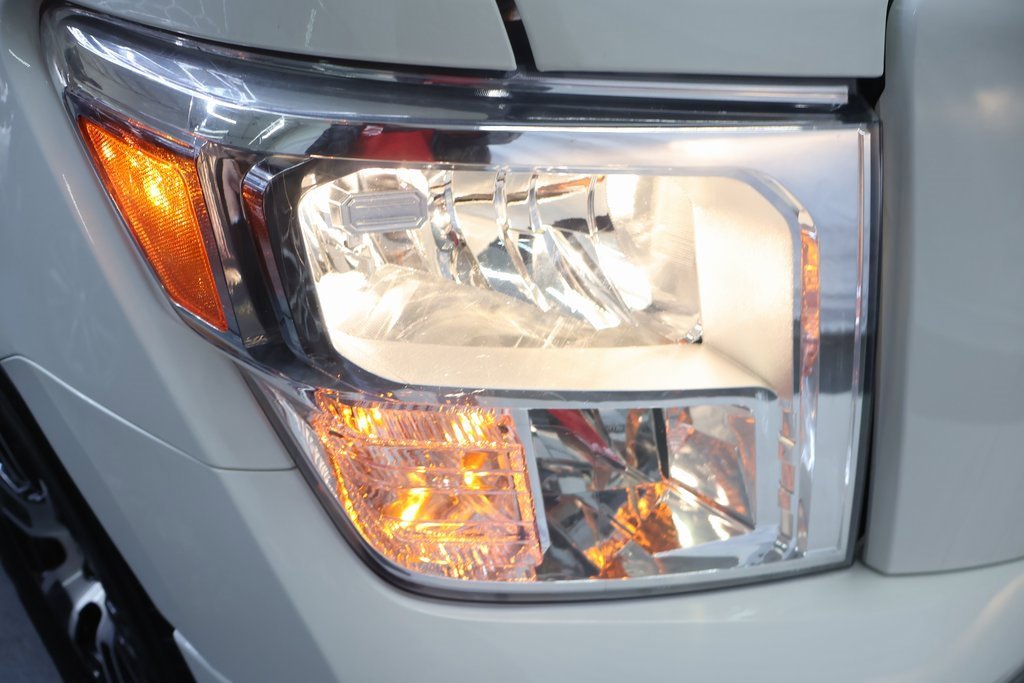 Used 2022 Nissan Titan SV image 25