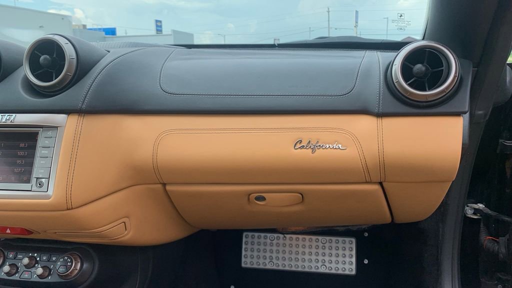 Used 2014 Ferrari California image 14