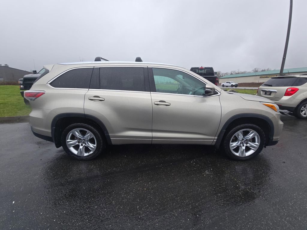 Used 2016 Toyota Highlander Limited AWD/4WD image 2