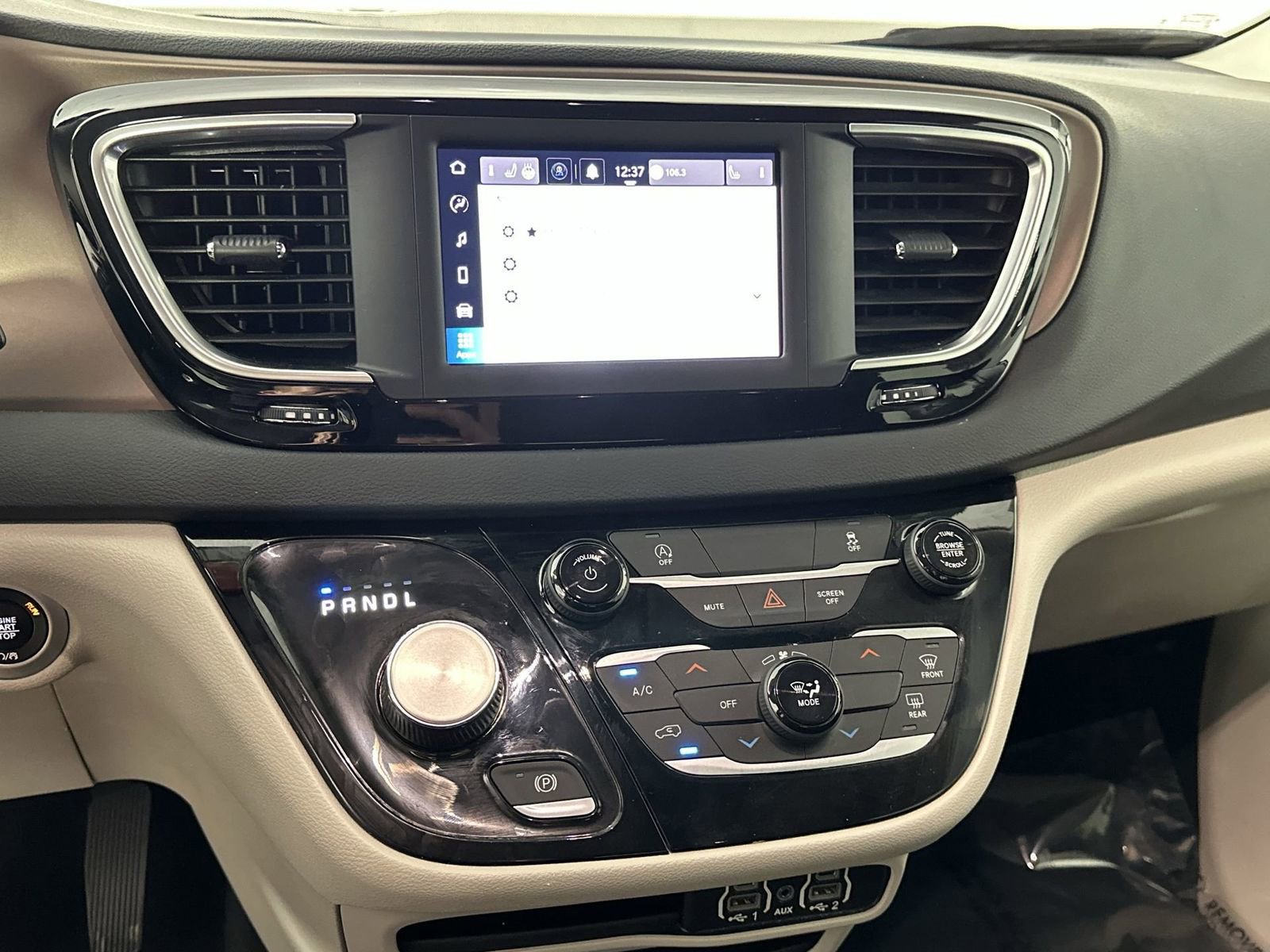 Used 2023 Chrysler Voyager LX FWD image 21