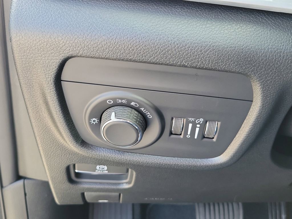 New 2025 Jeep Grand Cherokee Laredo w/ Luxury Tech Group I AWD/4WD image 27