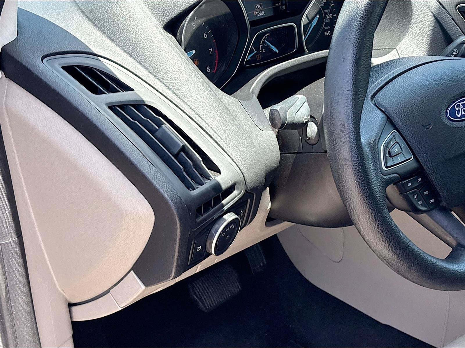 Used 2015 Ford Focus SE FWD image 10