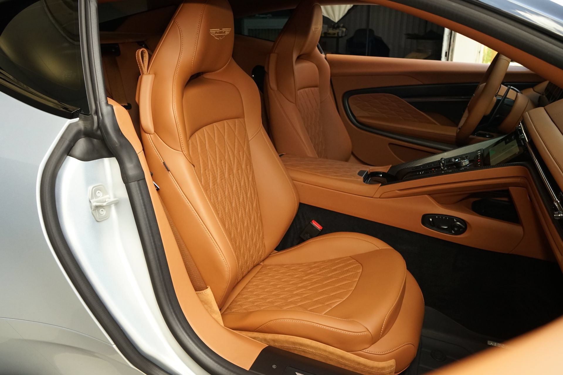 Used 2025 Aston Martin DB12 Coupe RWD image 18