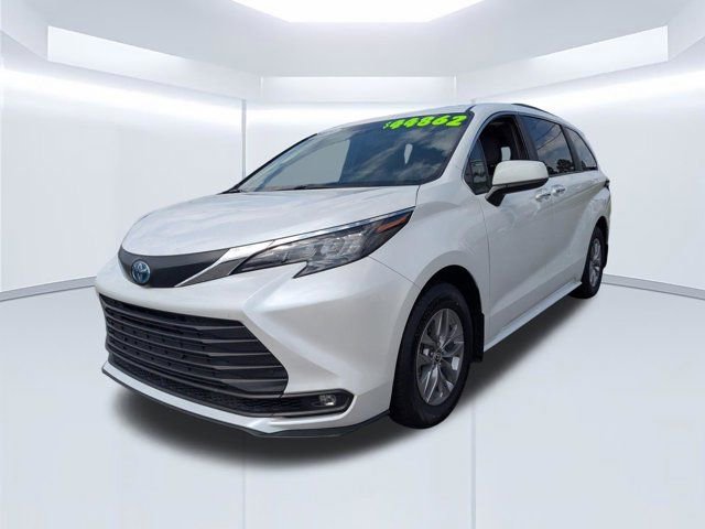 Used 2025 Toyota Sienna XLE w/ XLE Plus Package FWD image 8