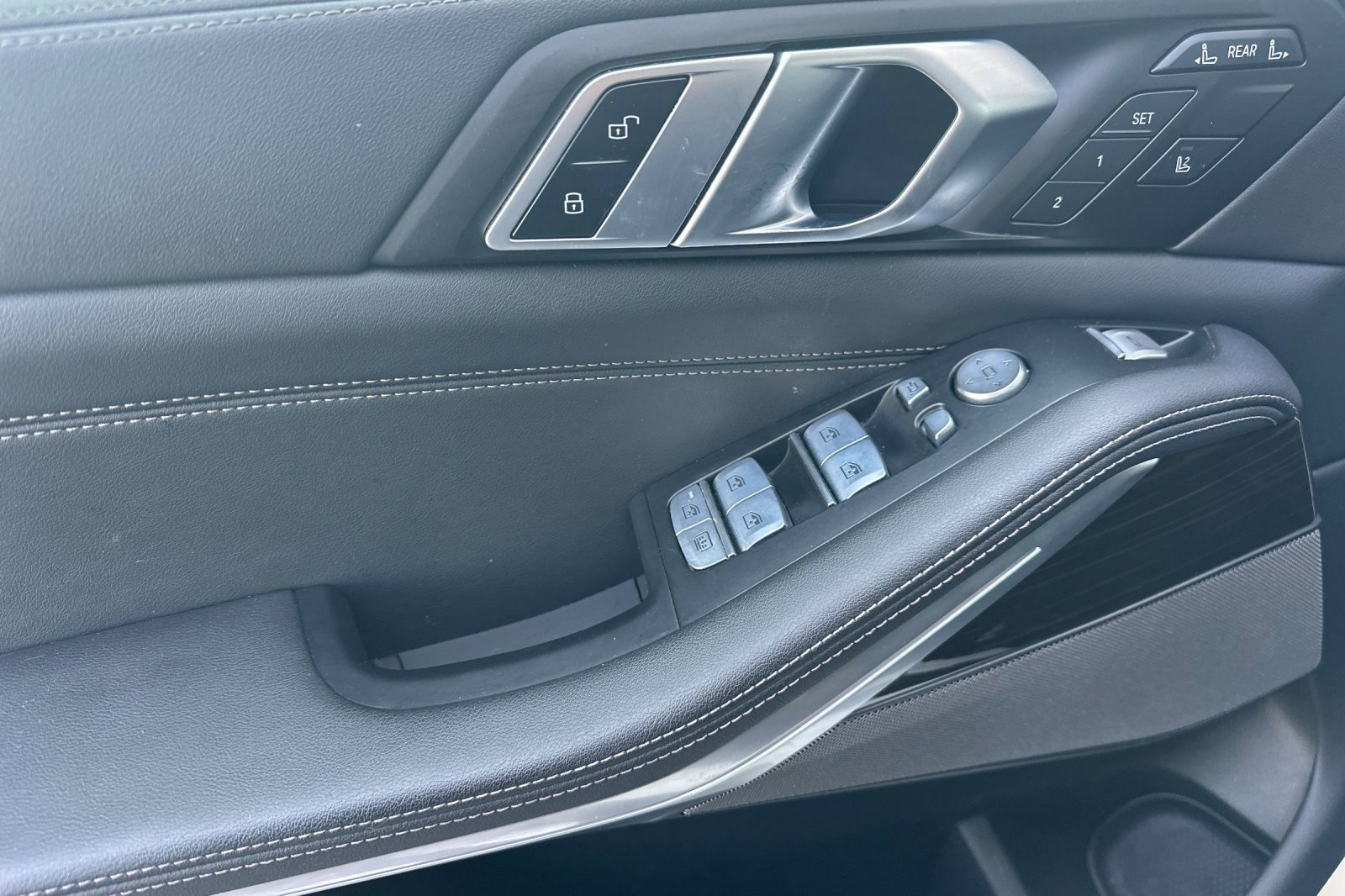 Certified 2024 BMW X7 xDrive40i w/ Premium Package image 12