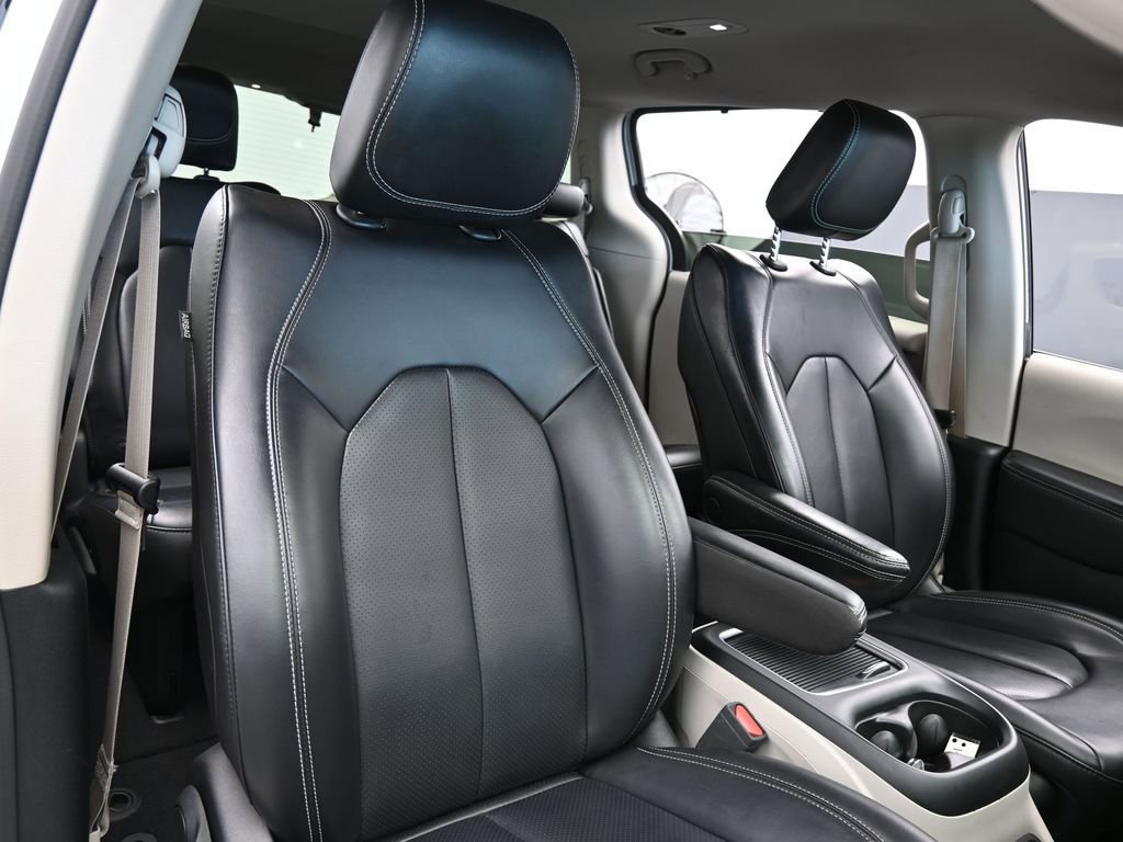 Used 2023 Chrysler Pacifica Touring-L image 45