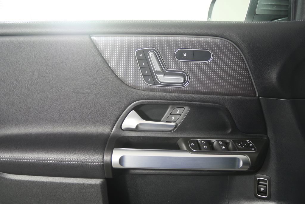 Used 2023 Mercedes-Benz GLB 250 w/ Premium Package image 6