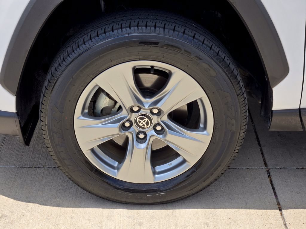 Used 2024 Toyota RAV4 XLE AWD/4WD image 7