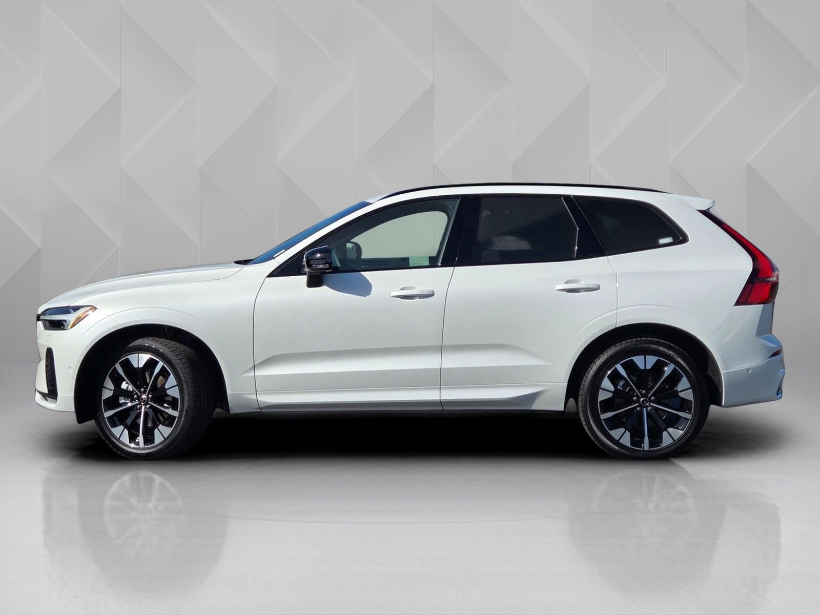 Used 2026 Volvo XC60 B5 Plus w/ Protection Package Premier AWD/4WD image 3