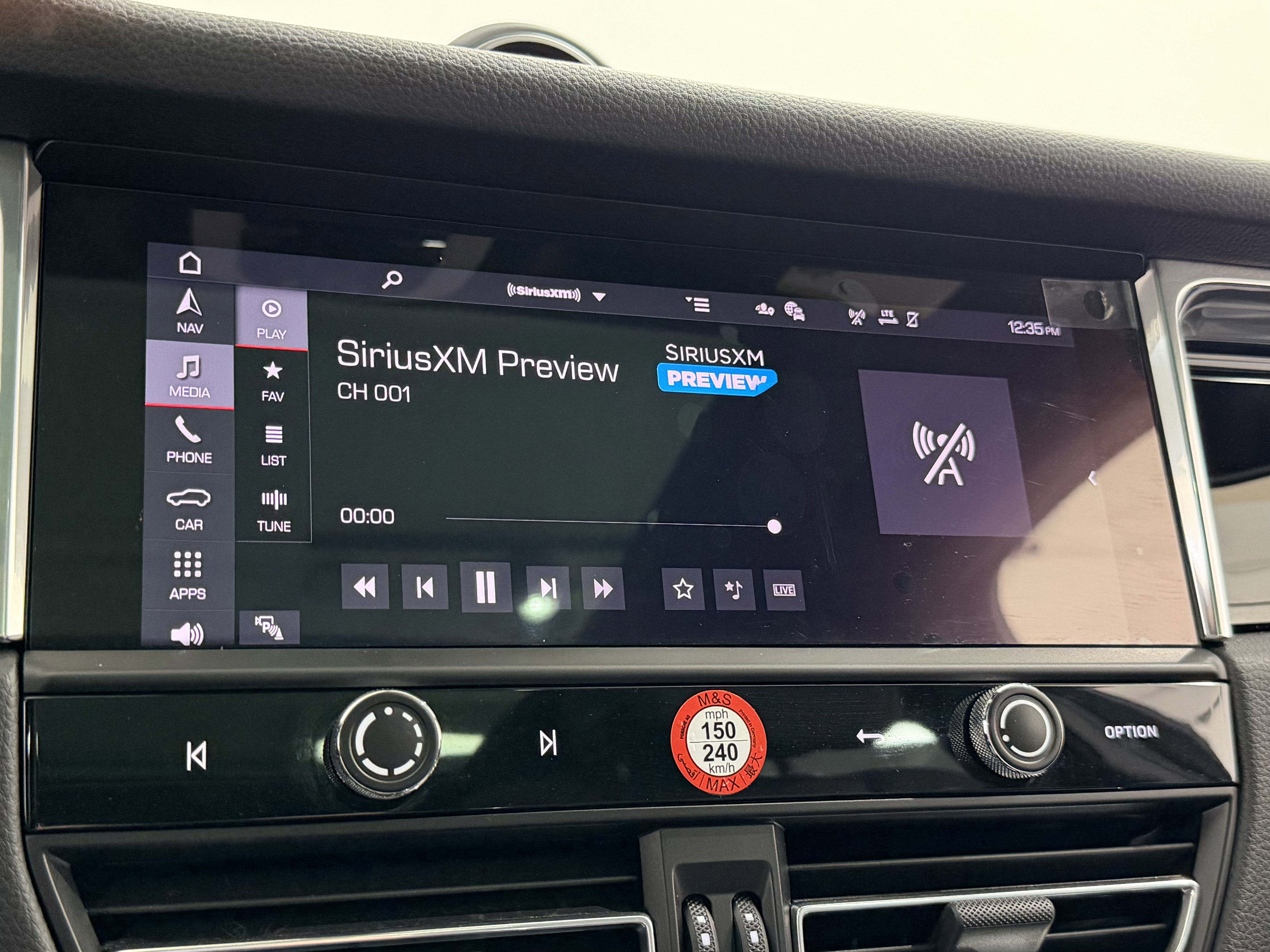 Certified 2025 Porsche Macan AWD/4WD image 41