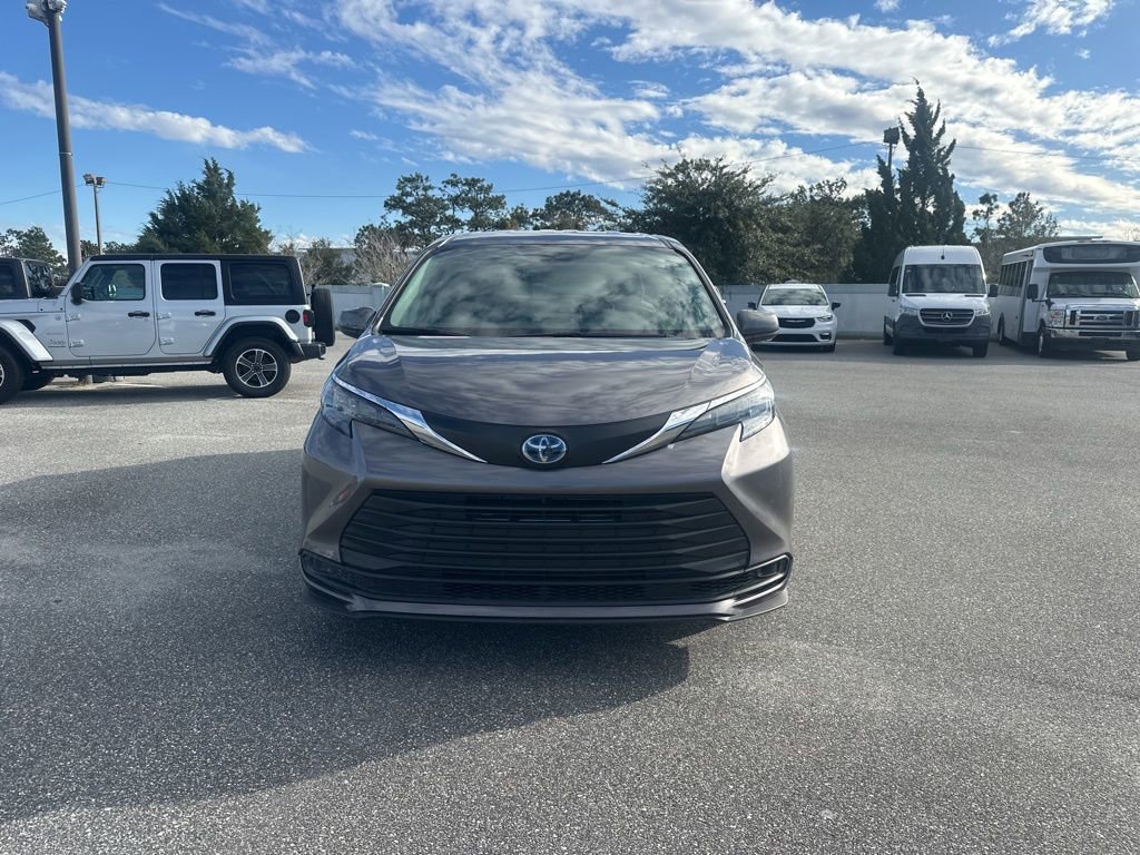 Used 2024 Toyota Sienna LE image 2