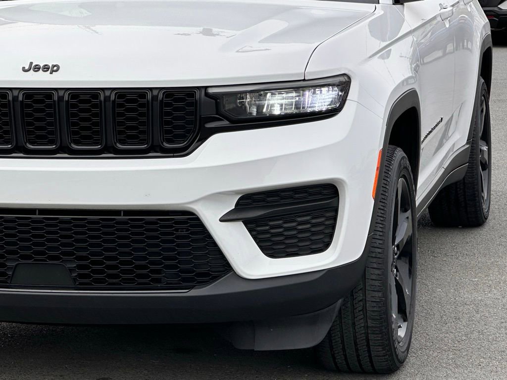 Used 2023 Jeep Grand Cherokee Altitude image 45