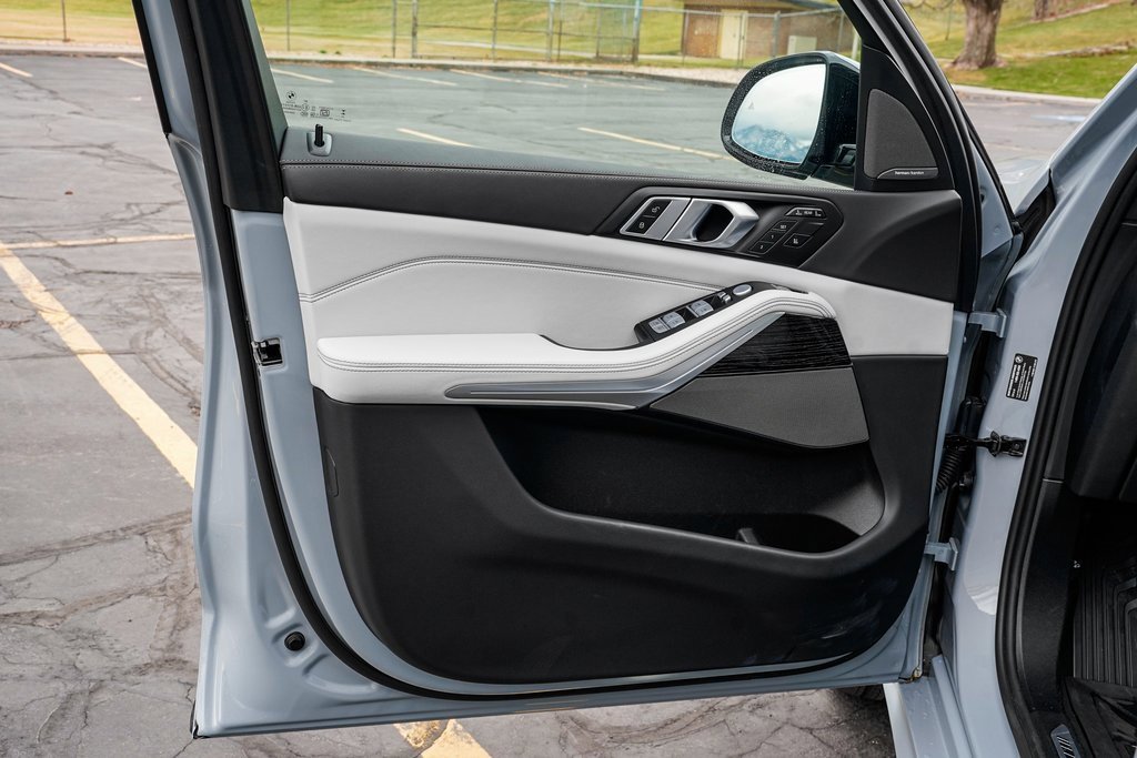 Used 2025 BMW X7 xDrive40i w/ M Sport Package image 9