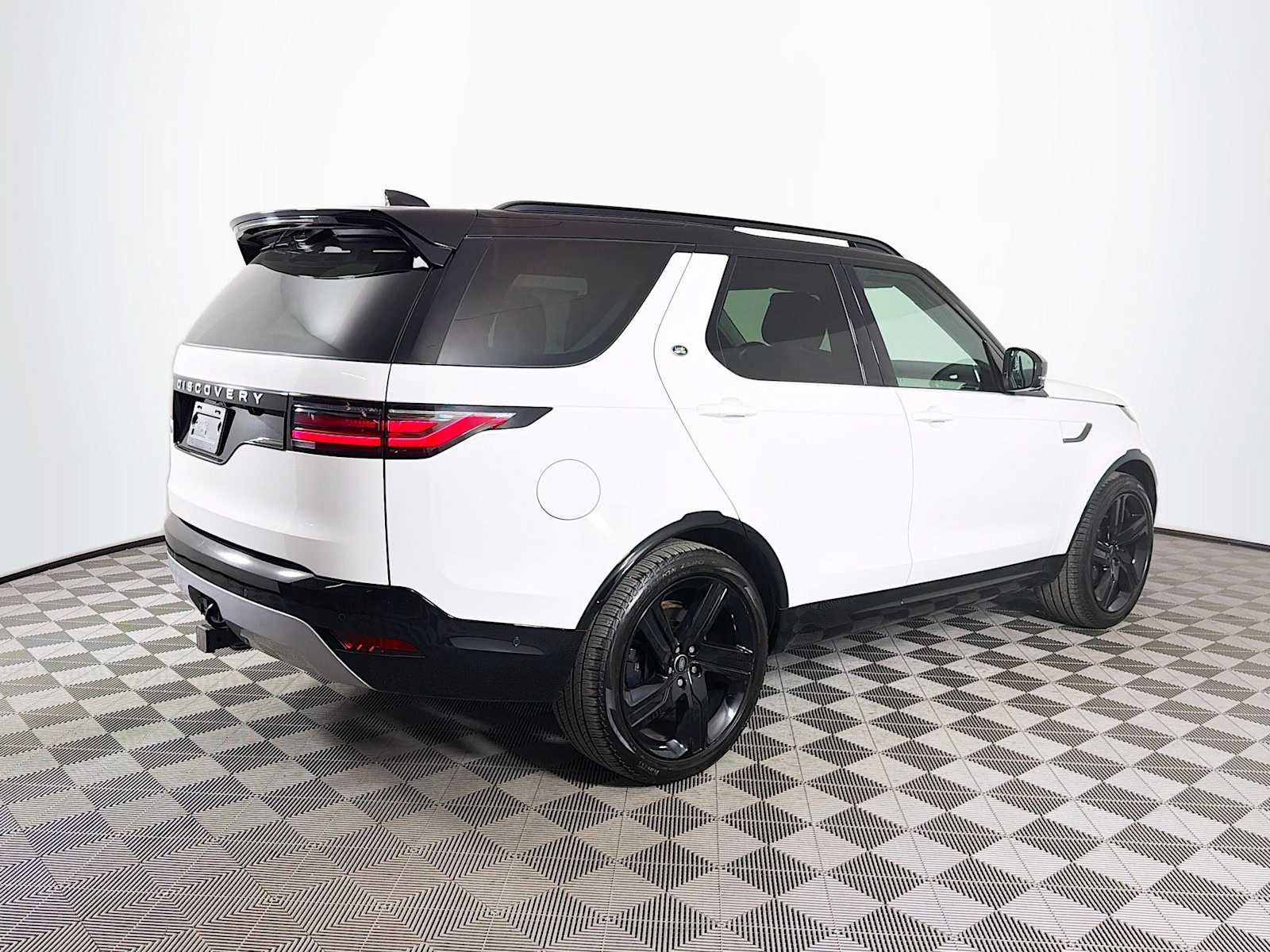 Used 2025 Land Rover Discovery Metropolitan Edition image 5