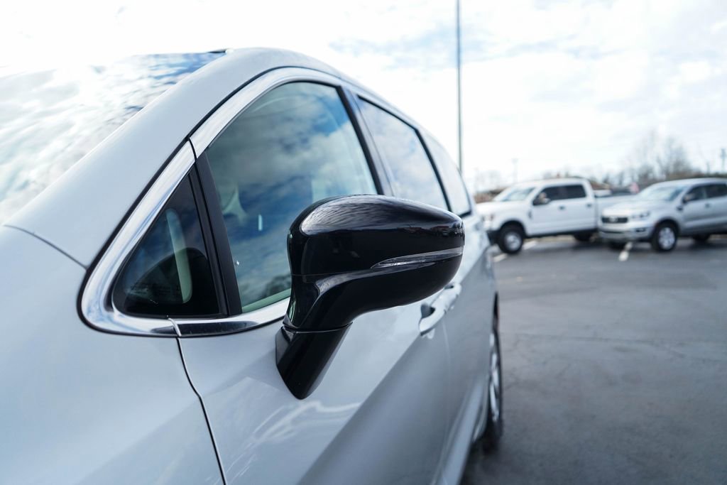 Used 2024 Chrysler Pacifica Limited image 16