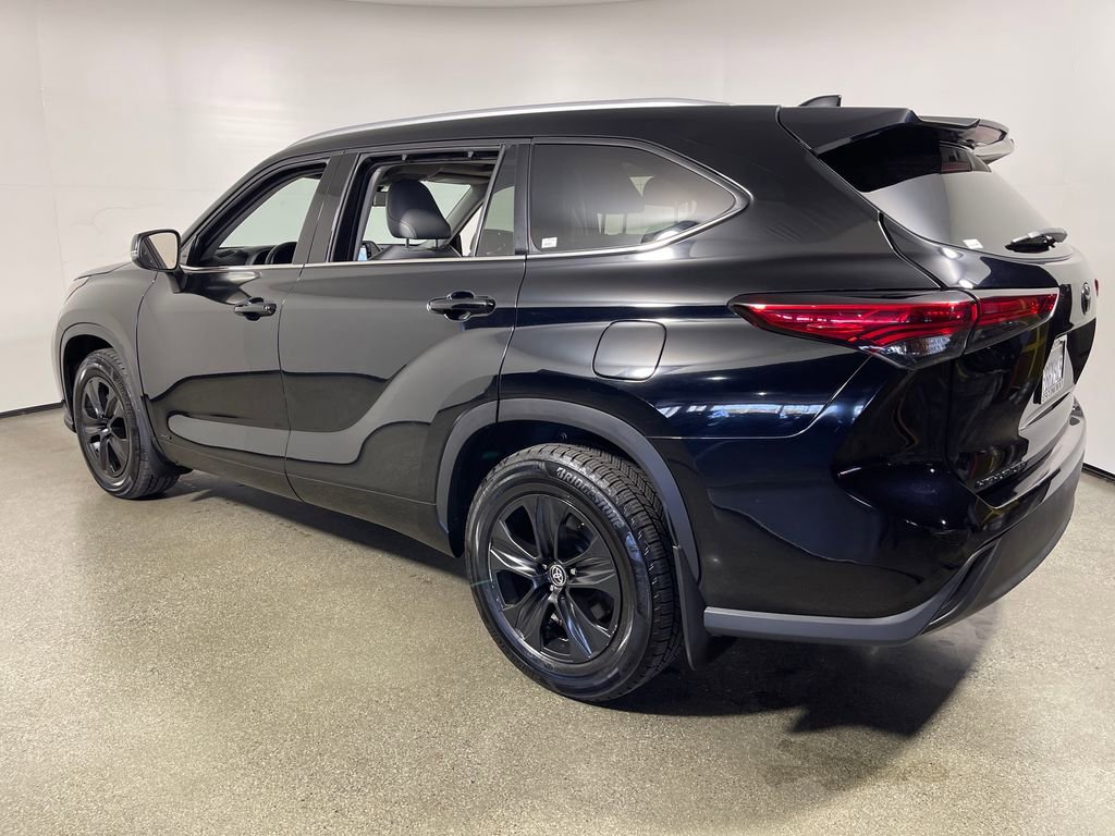Used 2022 Toyota Highlander XLE AWD/4WD image 5