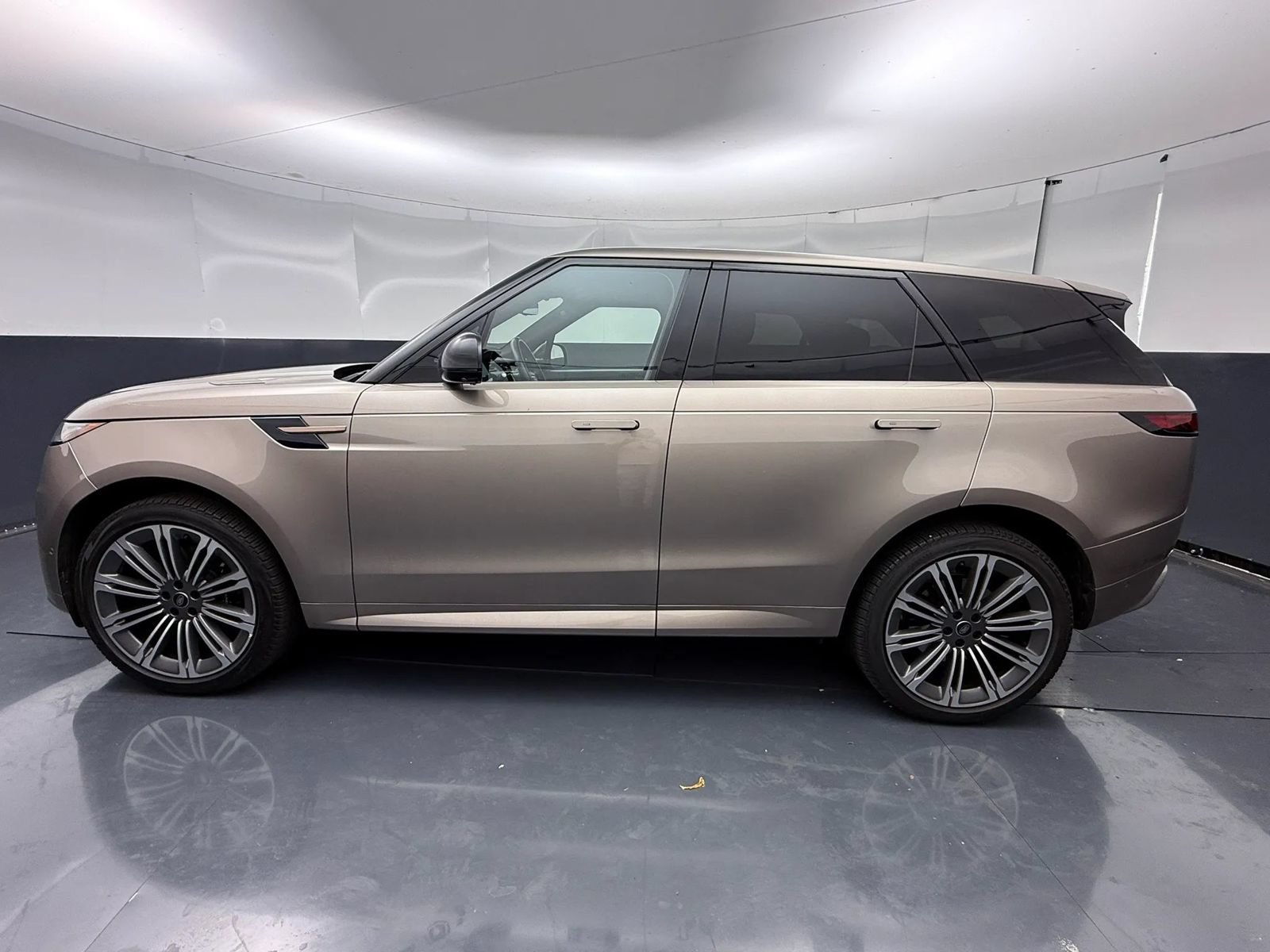Used 2023 Land Rover Range Rover Sport SE Dynamic AWD/4WD image 4