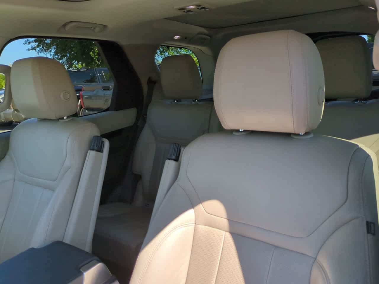 Used 2017 Land Rover Discovery SE AWD/4WD image 8