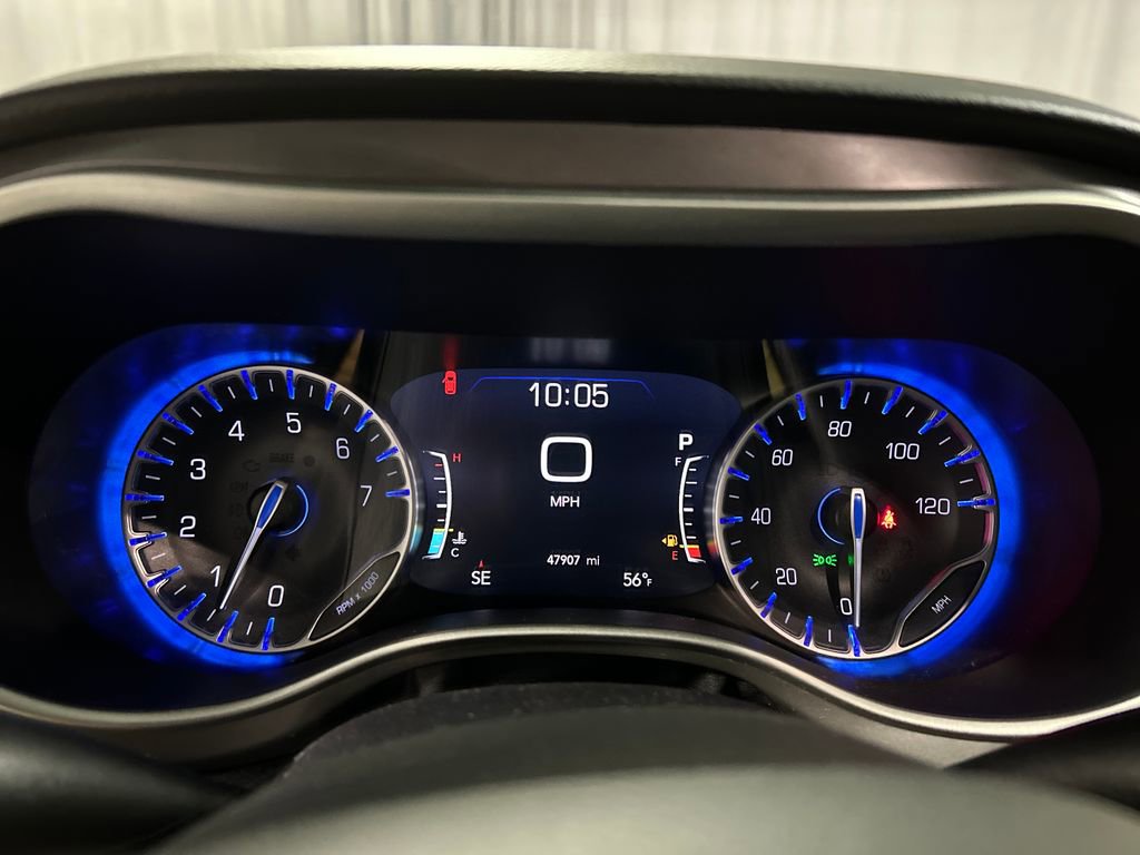 Used 2025 Chrysler Pacifica Select FWD image 16