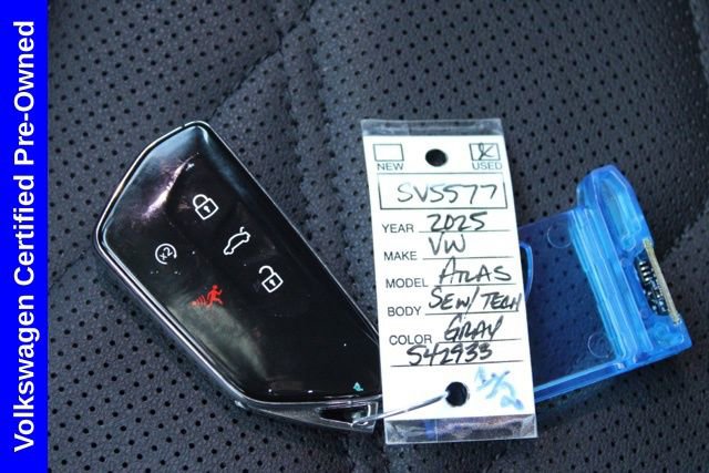 Used 2025 Volkswagen Atlas SE image 32