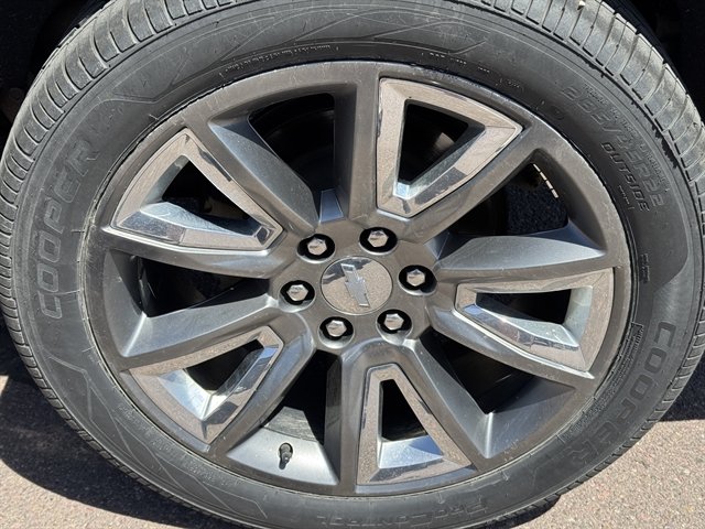 Used 2018 Chevrolet Suburban LT w/ LT Signature Package AWD/4WD image 9