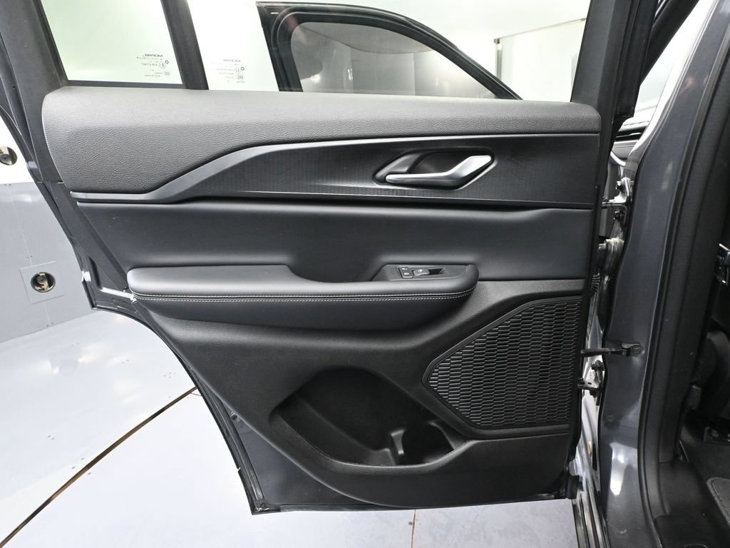 Used 2024 Jeep Grand Cherokee Altitude AWD/4WD image 28