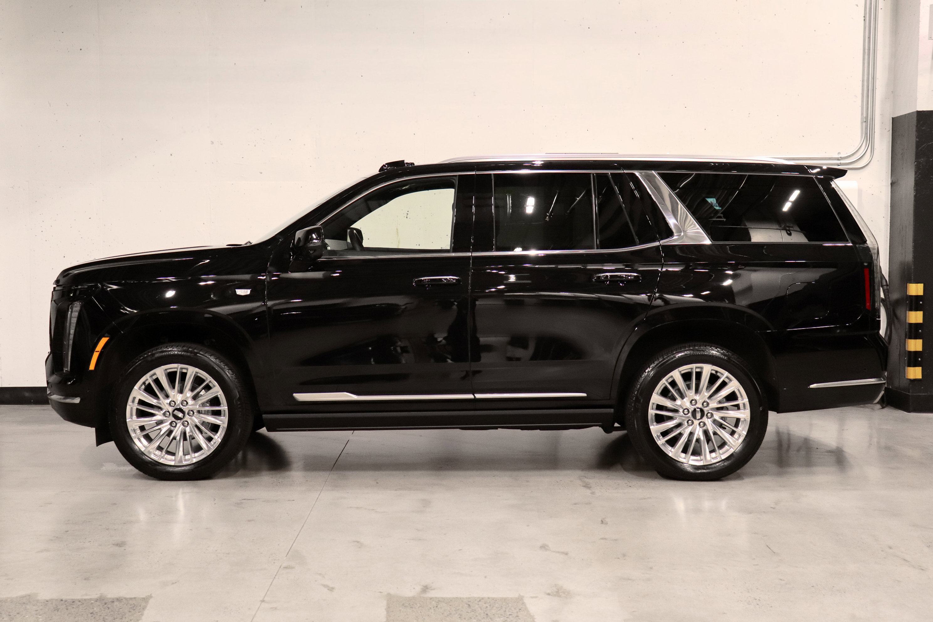 Used 2026 Cadillac Escalade Luxury AWD/4WD image 2