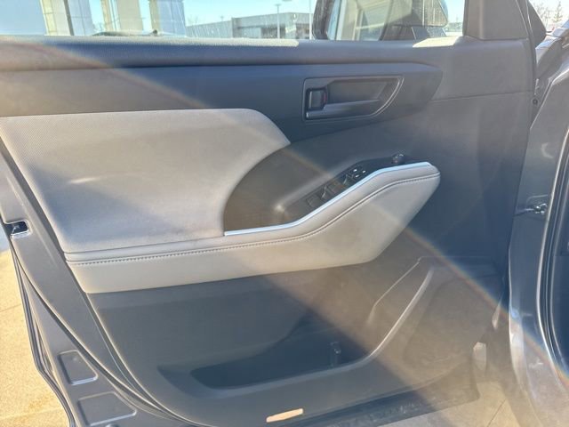 Used 2022 Toyota Highlander LE image 21