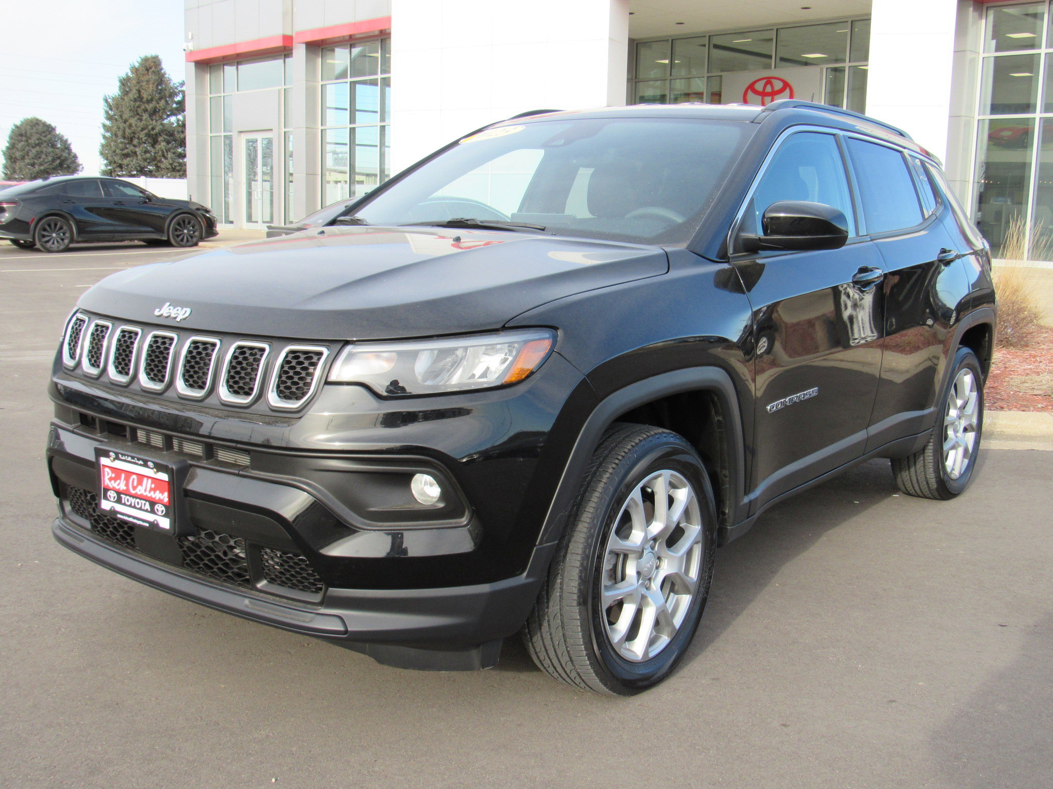 Used 2023 Jeep Compass Latitude image 2