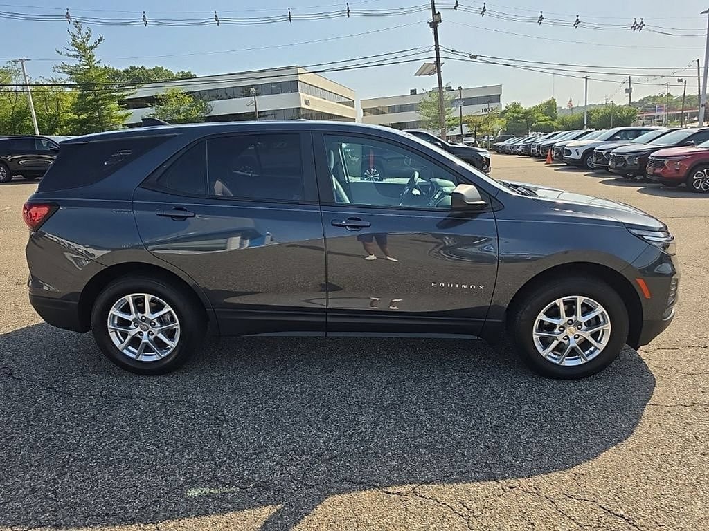 Used 2022 Chevrolet Equinox LS AWD/4WD image 2