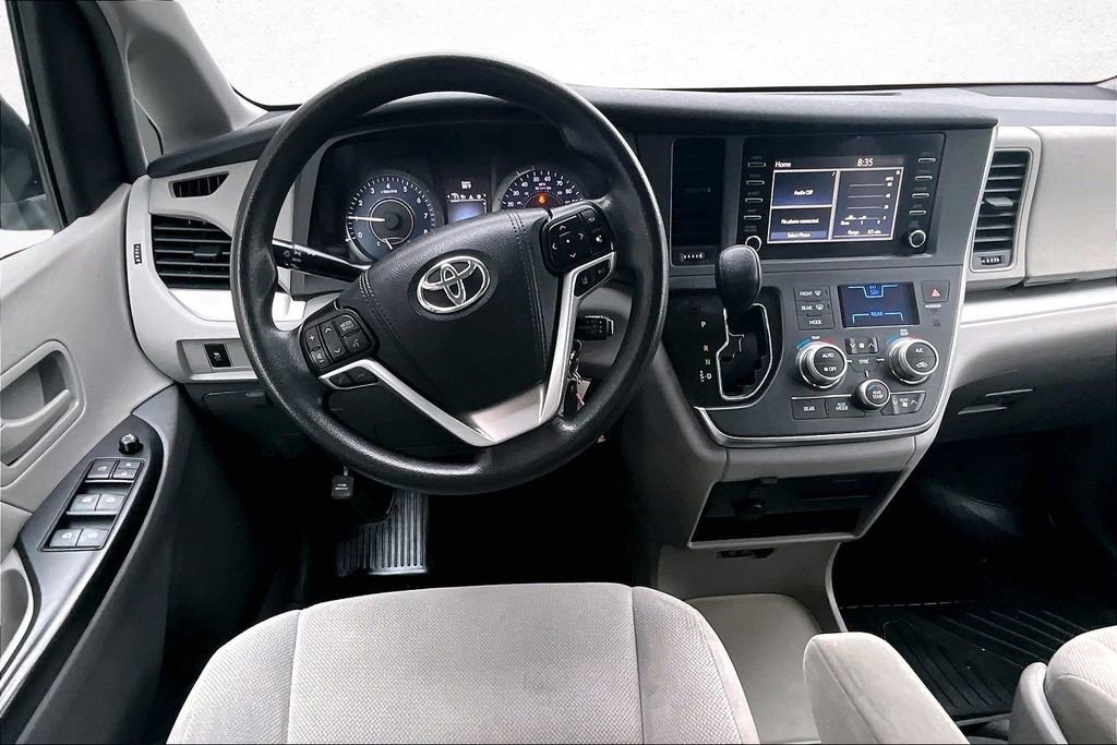 Used 2019 Toyota Sienna L image 9