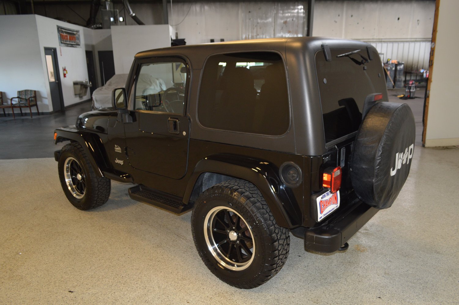 Used 2004 Jeep Wrangler Sahara w/ Dual Top Group AWD/4WD image 5