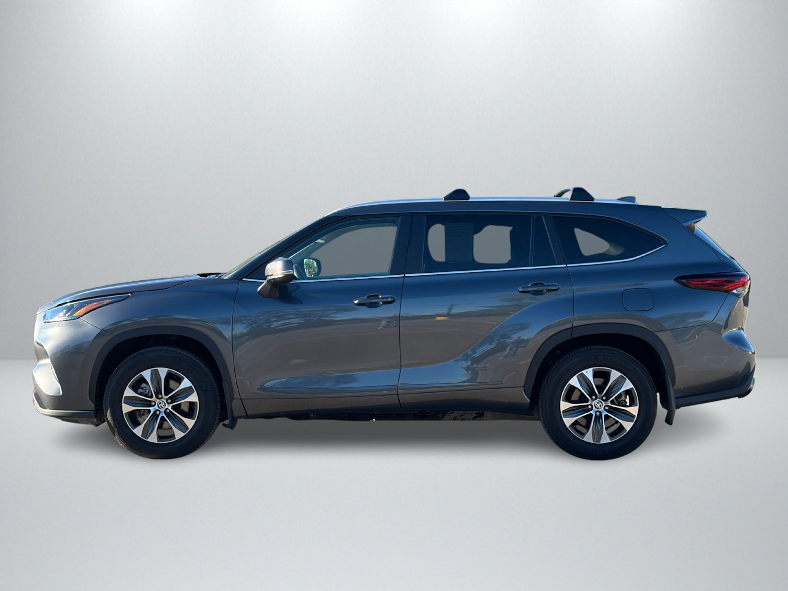 Used 2025 Toyota Highlander XLE AWD/4WD image 2