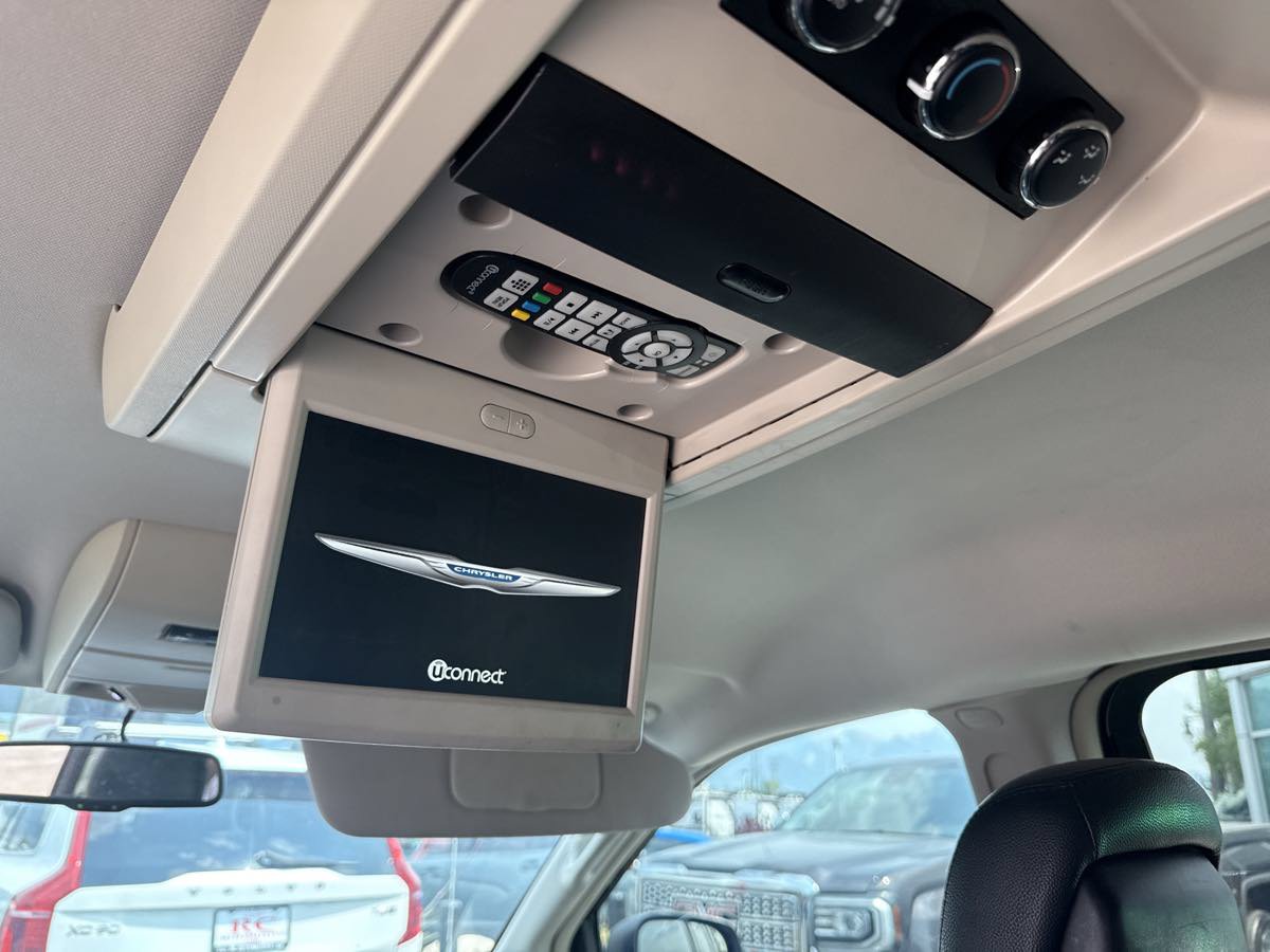 Used 2014 Chrysler Town & Country Touring FWD image 13