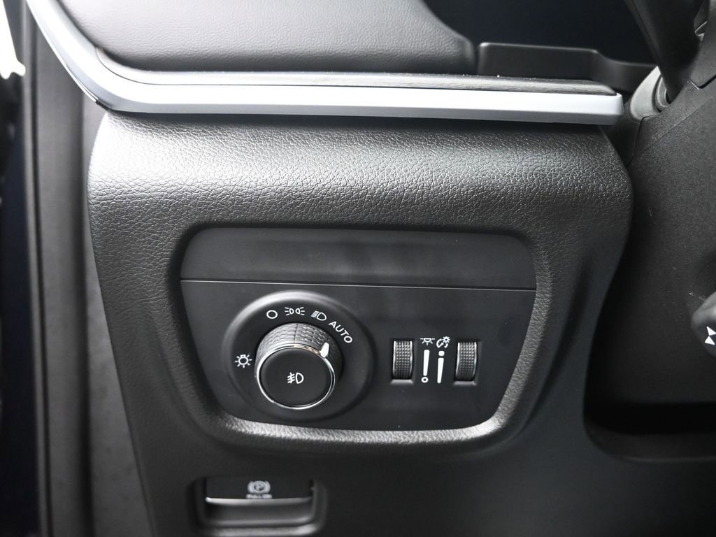 Used 2024 Jeep Grand Cherokee Limited w/ Luxury Tech Group II image 33