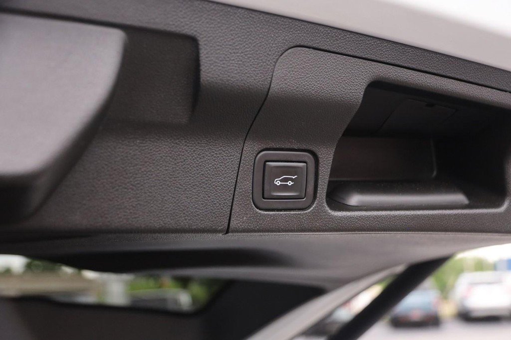 Used 2022 GMC Acadia AT4 w/ Technology Package AWD/4WD image 8