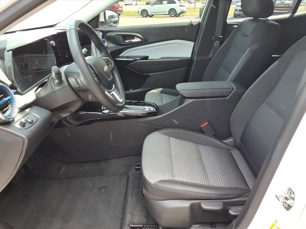 Used 2024 Chevrolet Trax LT w/ Driver Confidence Package FWD image 15