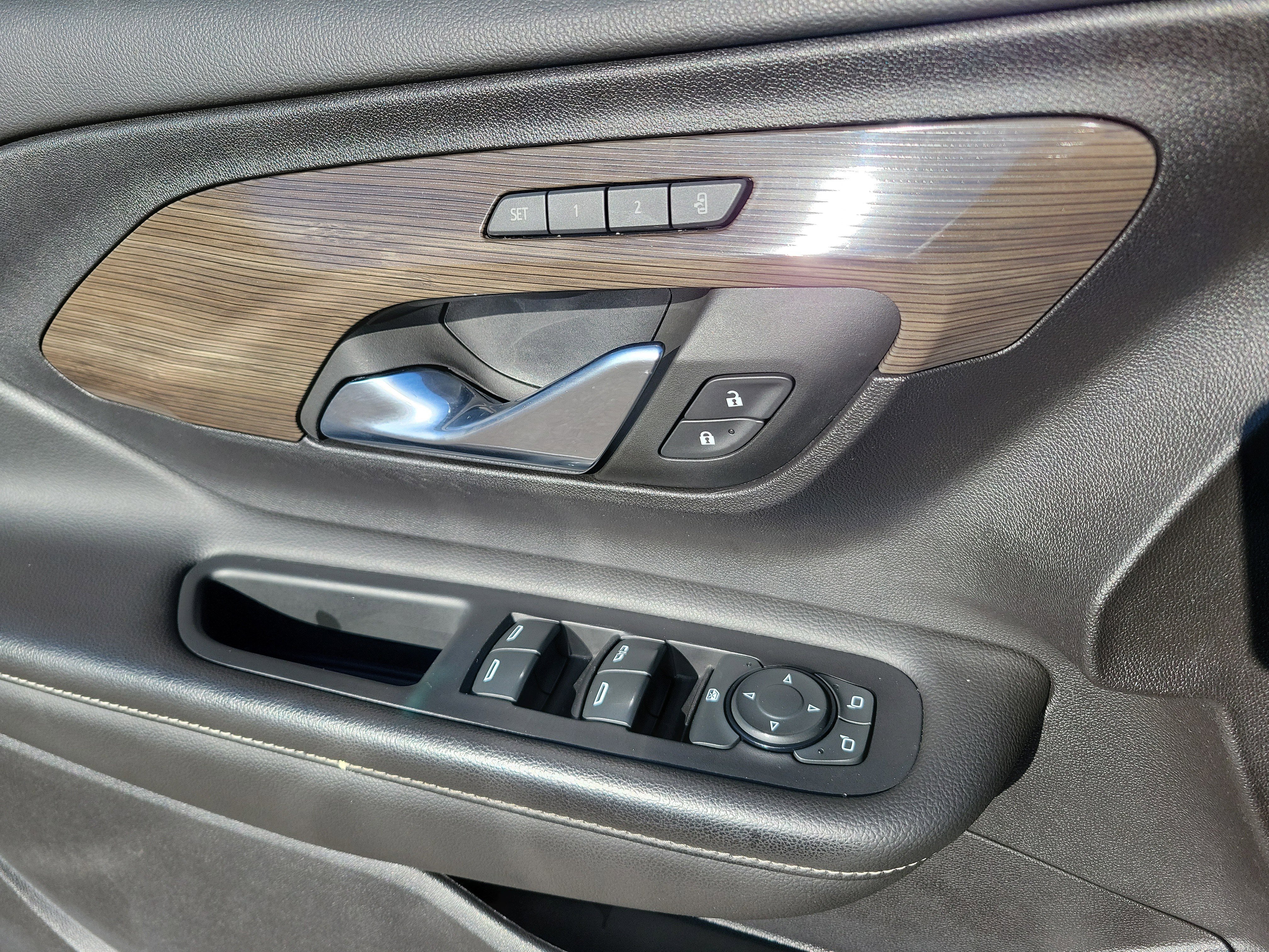 Used 2024 GMC Terrain Denali w/ Black Diamond Edition image 21